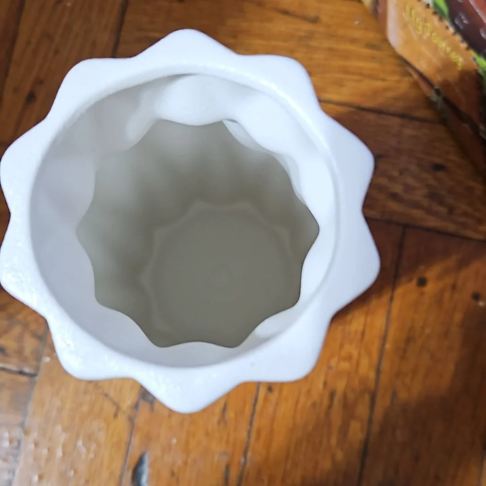 VASE - Picture 2 of 5